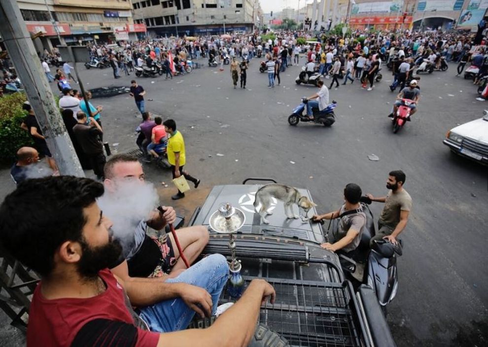 اعتر‌اضات در لبنان با قلیان و کباب! + عکس