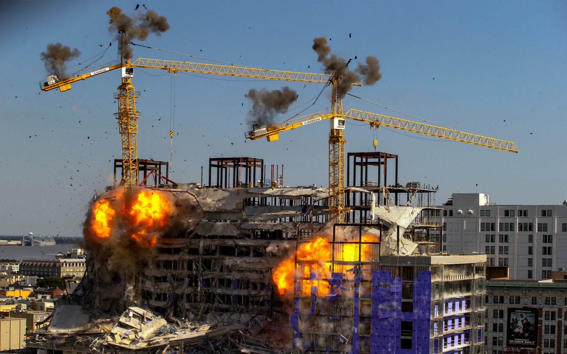 سقوط وحشتناک دو جرثقیل هنگام انفجار ساختمان در آمریکا + عکس