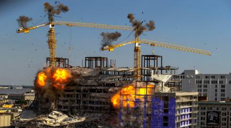 سقوط وحشتناک دو جرثقیل هنگام انفجار ساختمان در آمریکا + عکس