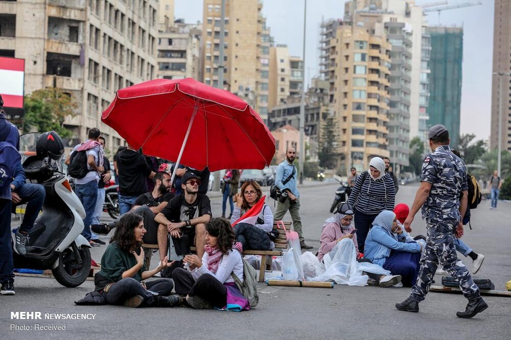 ادامه فتنه سعودی آمریکایی در لبنان  + عکس