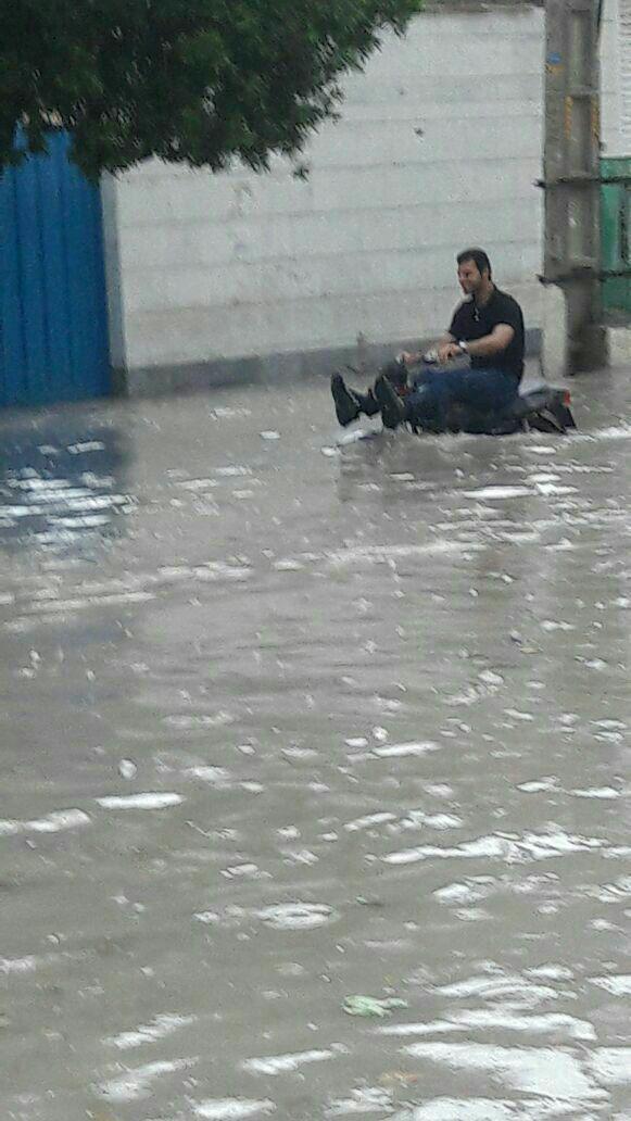 موتور سواری حتی در سیل بوشهر ! +  عکس