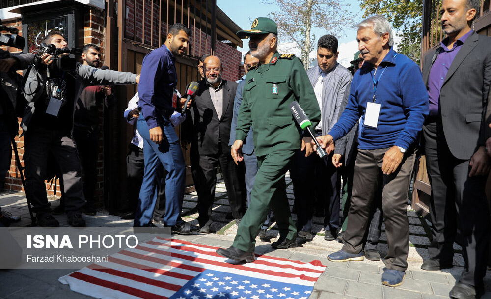 قدم گذاشتن فرمانده کل سپاه روی پرچم آمریکا + عکس