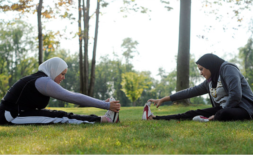 Мусульманки в спорте. Фитнес для мусульманок. Спорт мусульмане. Фитнес в хиджабе. Можно заниматься спортом в рамадан
