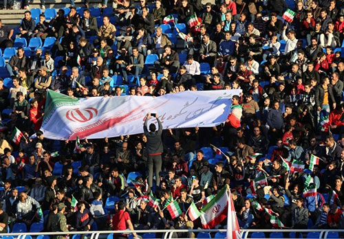 اقدام زیبای هواداران مشهدی برای حفظ اتحاد ملی + عکس