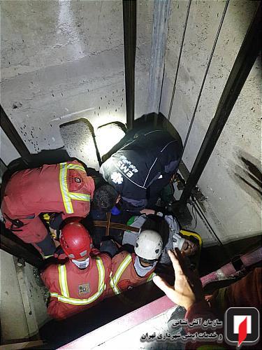 سقوط سه طبقه‌ای مردی در چاهک آسانسور + عکس