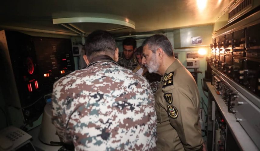تصویری از بازدید فرمانده کل ارتش از مواضع پدافندی نیروگاه اتمی بوشهر