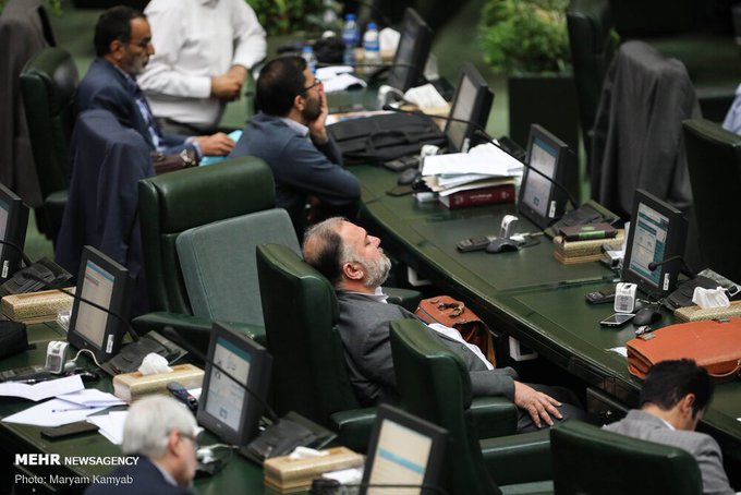 نماینده مجلس در حال استراحت + عکس