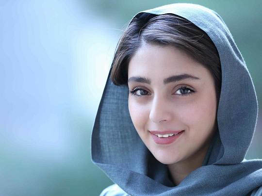 سگ‌بازی خانم بازیگر با سگی هم قد خودش! +عکس