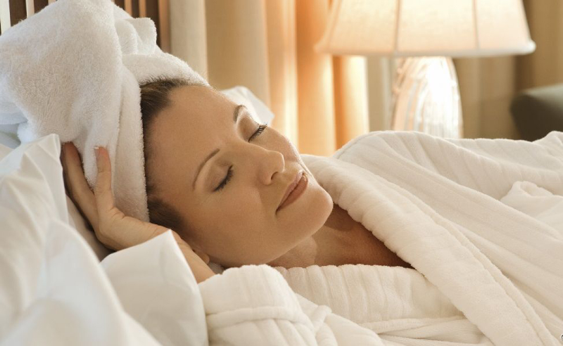 بیماری های که در اثر خوابیدن با موی خیس وارد بدنتان می کنید