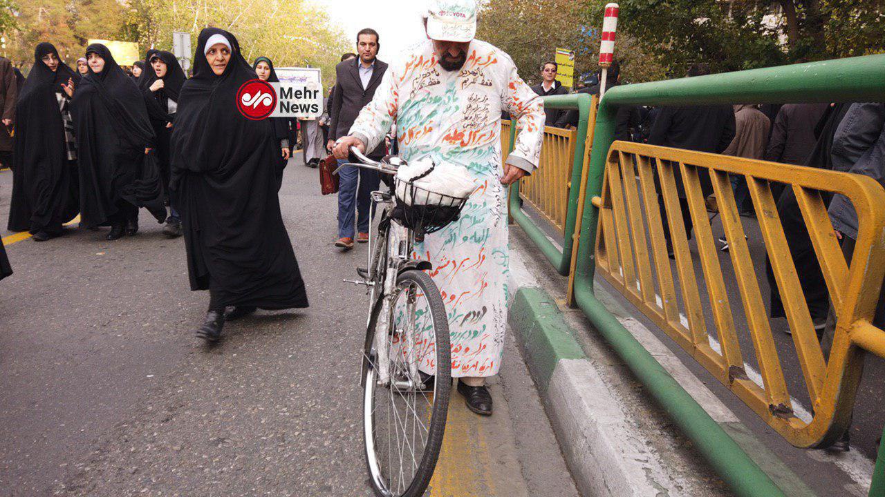 لبا‌س تعجب آور در راهپیمایی امروز تهران + ‌عکس