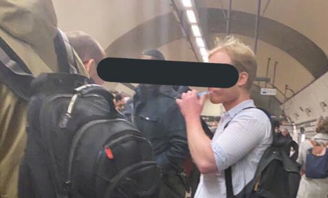 مسواک زدن مسافر روی سکوی مترو + عکس