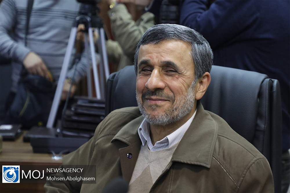 چهر‌ه خندان احمدی نژاد در جلسه تشخیص مصلحت نظام + عکس