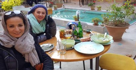 کافه گردی تبسم هاشمی به همراه دوستش +‌ عکس