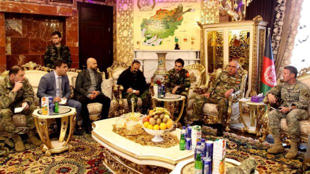 پذیرایی افغان‌ها از ژنرال آمریکایی با آبمیوه ایرانی! + عکس