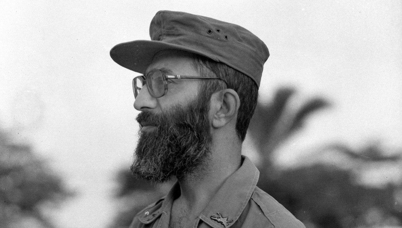 تصویر کمتر دیده شده از  رهبر انقلاب با لباس ارتش در جبهه‌های جنگ
