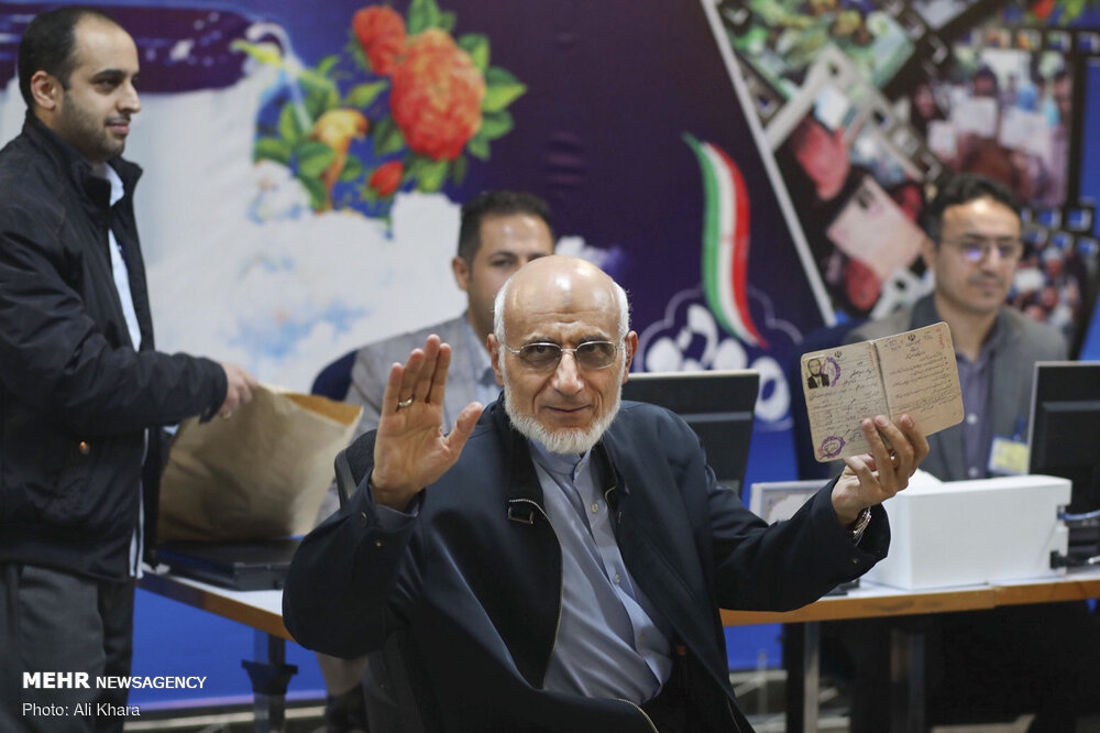 رقیب روحانی در انتخابات ریاست‌جمهوری در صف بهارستان + عکس
