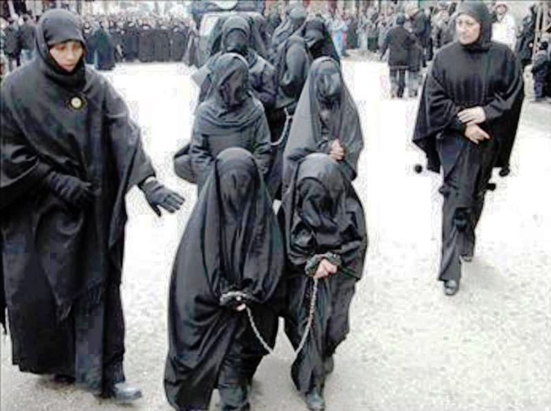 فرار کردن زنان از دست داعش + عکس