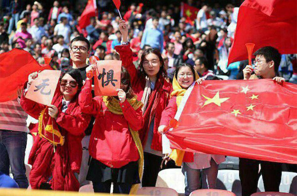 هواداران زن چینی در ورزشگاه آزادی با لباسی متفاوت! +عکس