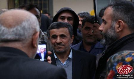 حضور احمدی نژاد در مجلس ختم مادر مشایی + عکس