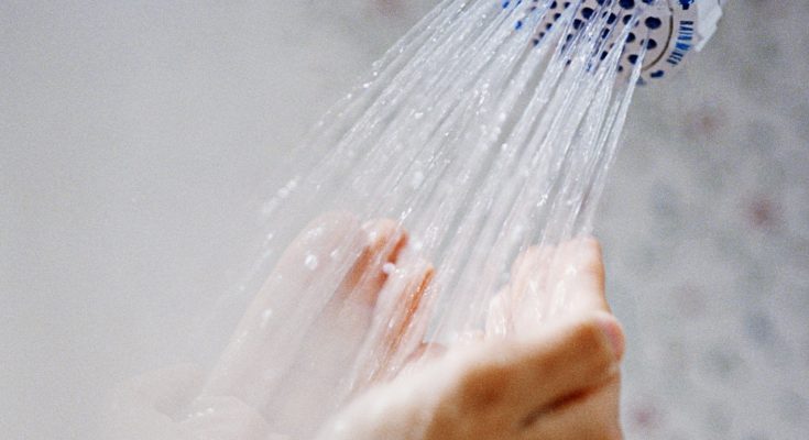 هشت اشتباهی که هنگام دوش گرفتن مرتکب می‌شوید 