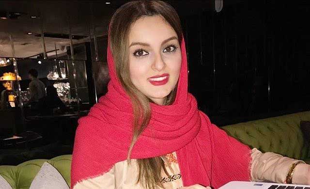 نیلوفر پارسا با تیپی متفاوت در یک کافی شاپ +عکس
