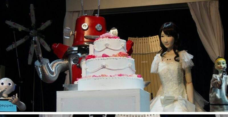 ازدواج جنجالی دو روبات در ژاپن + عکس