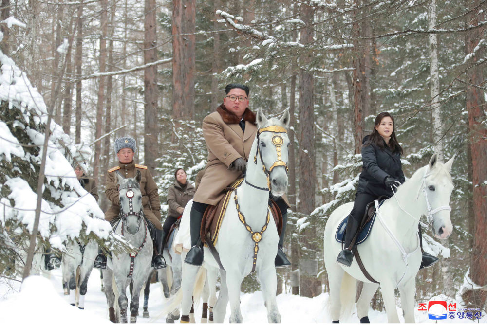 رهبر کره شمالی به همراه همسرش مشغول اسب سواری در کوه های پکتوسان