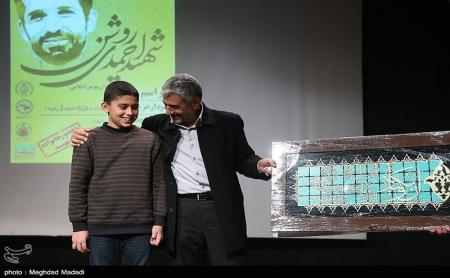 بوسه فرمانده سابق سپاه پاسداران بر گونه پسر شهید احمدی روشن + عکس