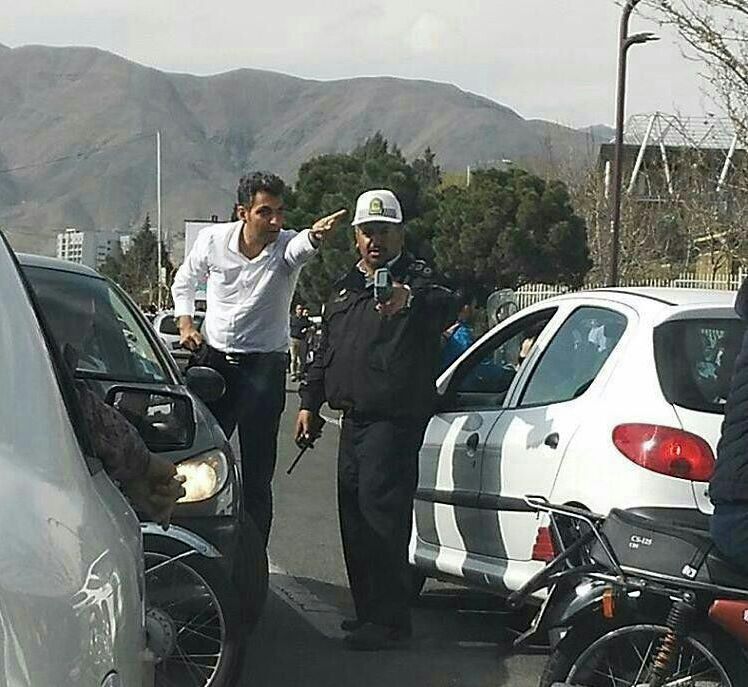 وقتی عادل فردوسی پور در ترافیک گیر می کند! + عکس