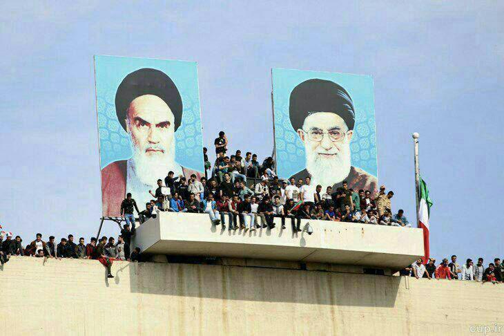 اقدام خطرناک تماشاگران در بازی ایران و چین + عکس