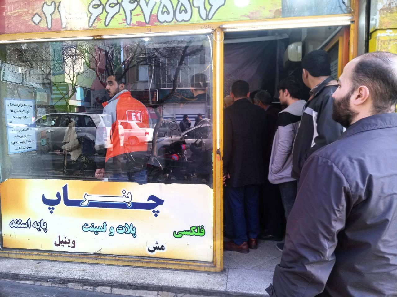  ازدحام مردم برای چاپ پیام‌های تسلیت به مناسبت شهادت حاج قاسم سلیمانی + عکس