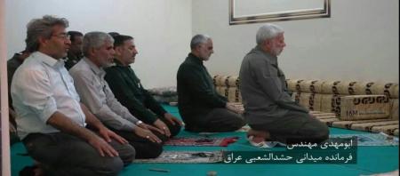 تصویری کمتر دیده شده از اقتدای حاج قاسم به ابومهدی + عکس