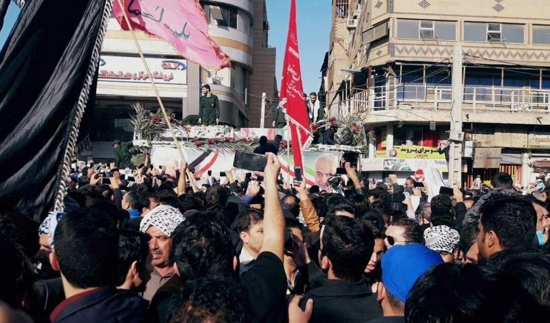 ماشین حامل پیکر سپهبد حاج قاسم سلیمانی در میان انبوه مردم + عکس