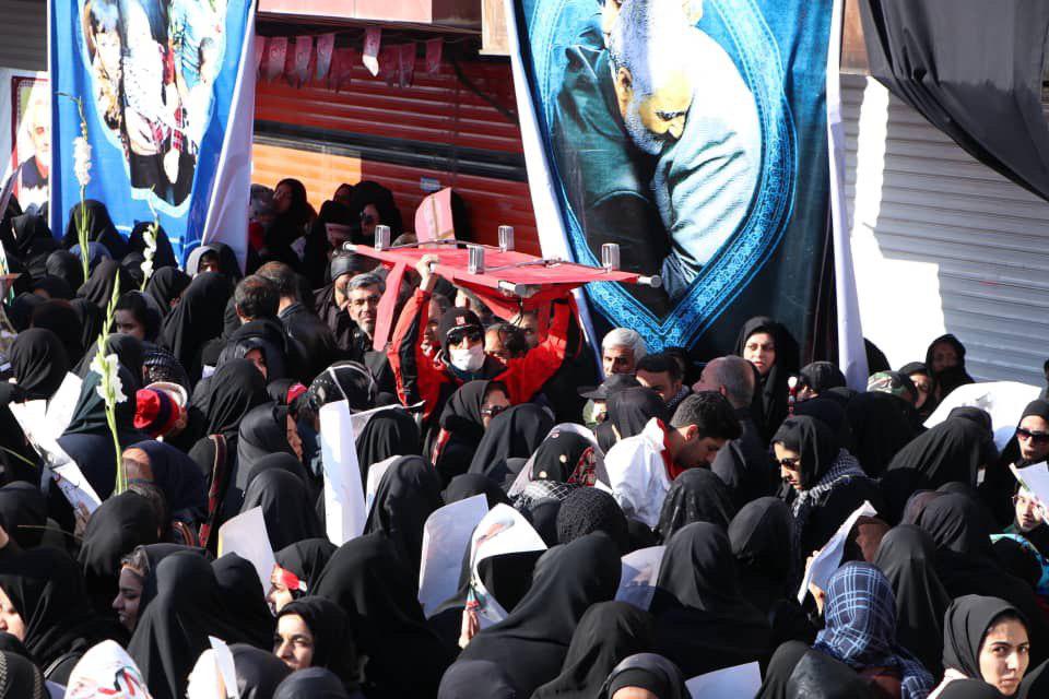 امدادرسانی جمعیت هلال احمر به مصدومان مراسم تشییع حاج قاسم + عکس