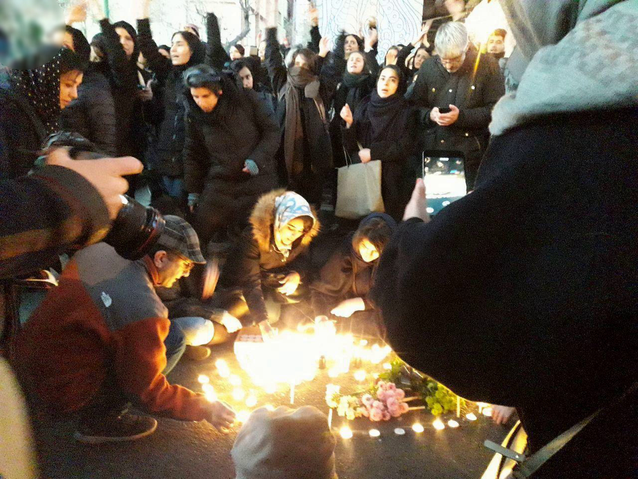 مراسم یادبود جانباختگان هواپیمای اوکراینی در بیرون محوطه دانشگاه تهران + عکس