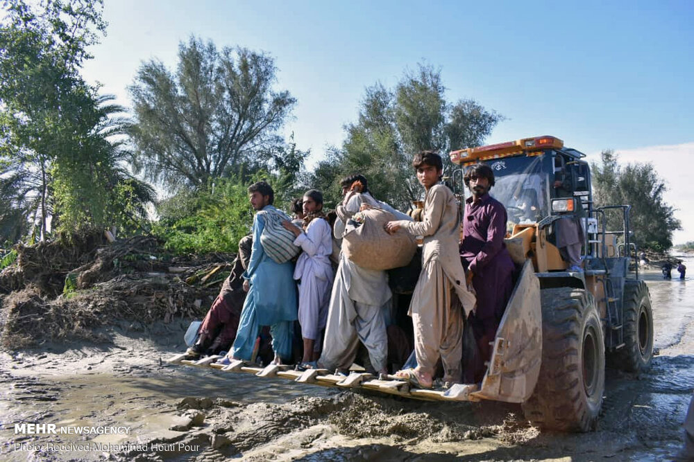 عبور و مرور خطرناک سیل زدگان سیستان و بلوچستان + عکس