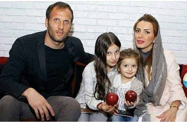 فوتبالیست معروف در کنار همسر و دخترانش + عکس