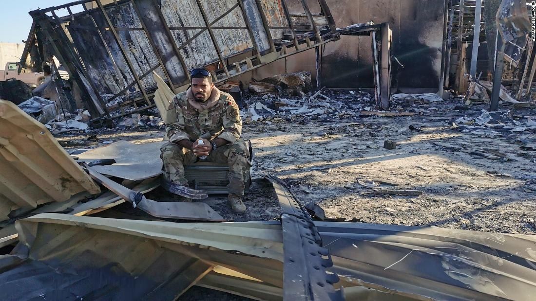 سرباز آمریکایی روی ویرانه های برجای مانده از حمله موشکی ایران + عکس