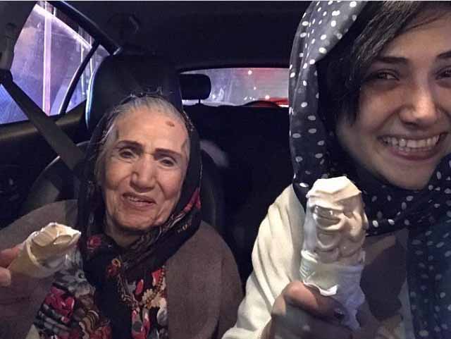 تفریح باران کوثری به همراه مادربزرگش! + عکس