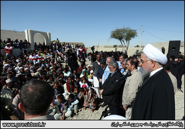 سخنرانی روحانی در جمع مردم روستای سیل‌زده کلانی + عکس