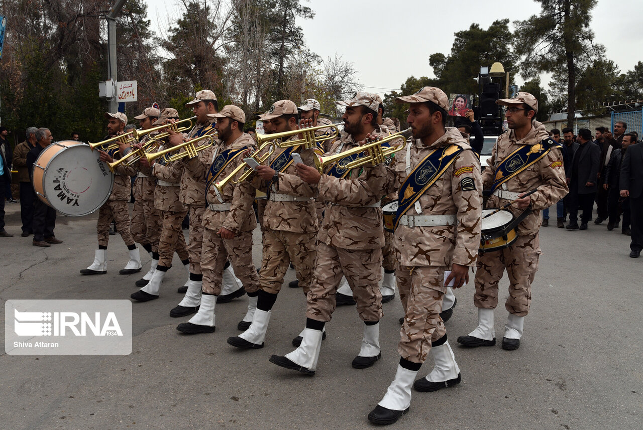 گروه نظامی موزیک در مراسم تشییع شهید سانحه هوایی + عکس