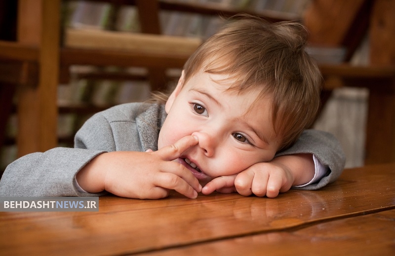  با کودکی که انگشت در بینی می کند، چه کار کنیم؟