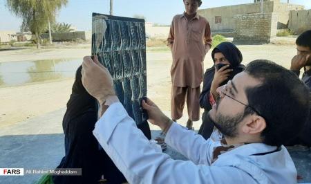 کمک‌رسانی تیم پزشکی در مناطق سیل‌زده + عکس