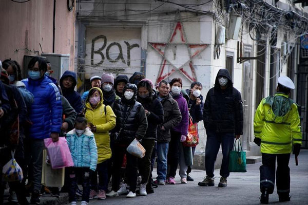 صف خرید ماسک برای مقابله با کرونا در چین + عکس