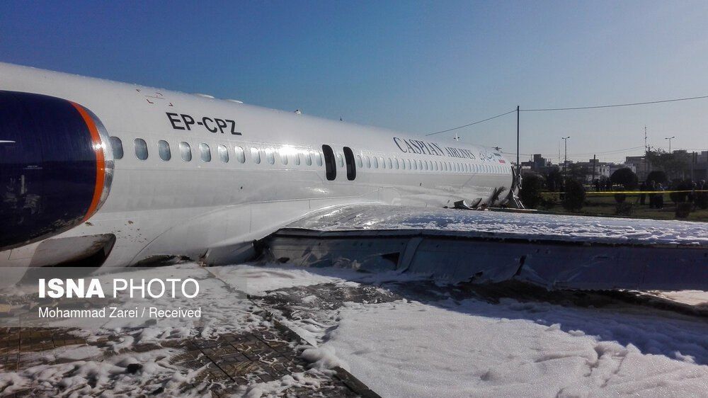 خروج مسافران از هواپیمای سانحه دیده در اتوبان ماهشهر + عکس