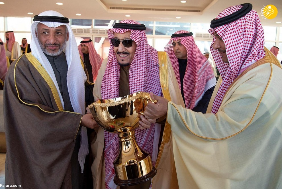 ملک سلمان با عینک آفتابی در جشنواره شتر + عکس