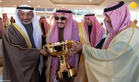 ملک سلمان با عینک آفتابی در جشنواره شتر + عکس