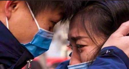 خداحافظی ز‌نی که شو‌هر پزشکش را راهی ووهان چین می کند + عکس
