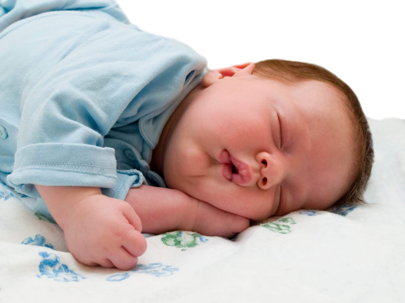 چرا خواباندن نوزاد در تخوابی غیر از تختخواب والدین مهم است؟