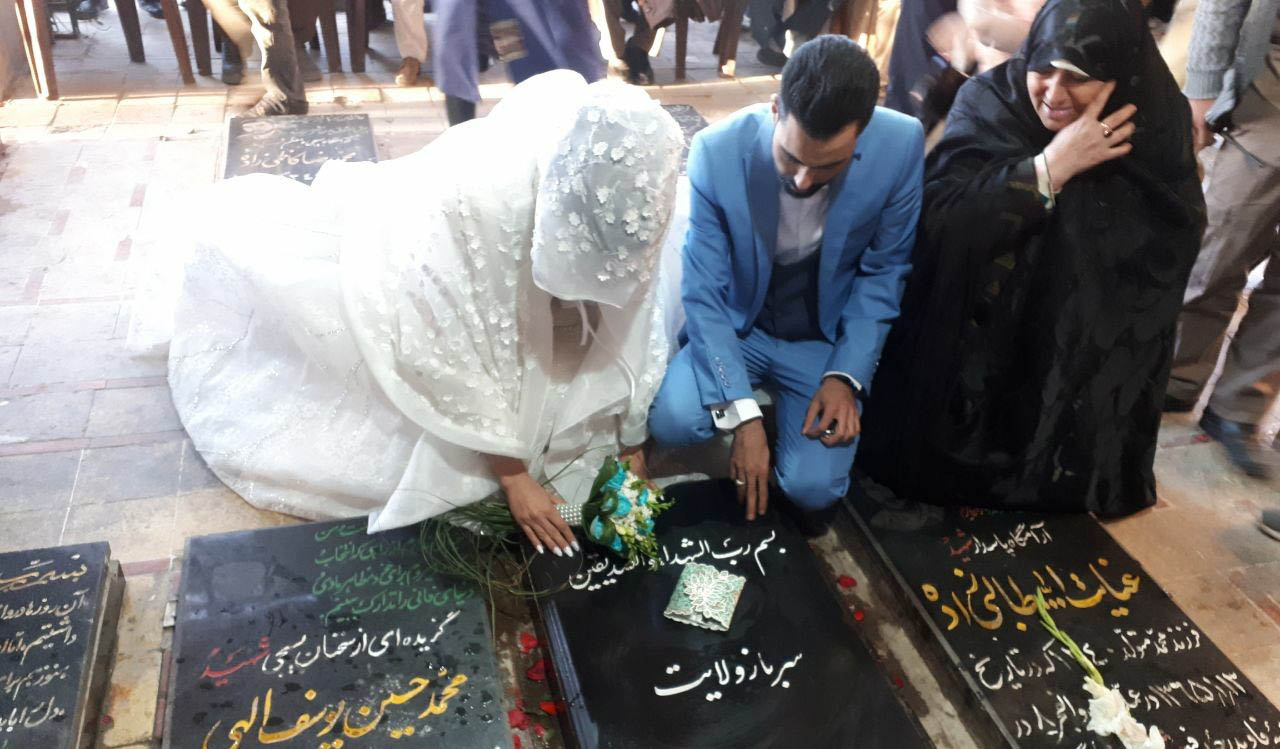یک عروس و داماد در کنار آرامگاه سردار سلیمانی + عکس